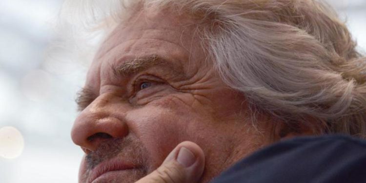 Salario minimo, Beppe Grillo: “9 euro soglia di dignità”