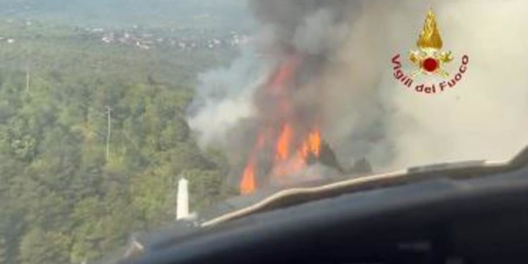 Maxi incendio sul Carso, traffico in tilt e treni interrotti – Video