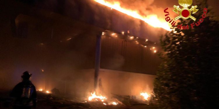 Fiamme nella notte in un capannone abbandonato a Garbagnate