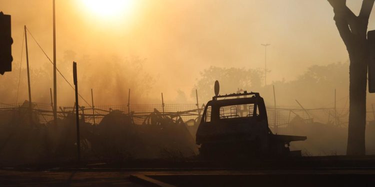 Roma, domato l’incendio. Vigili del Fuoco: “Situazione sotto controllo”