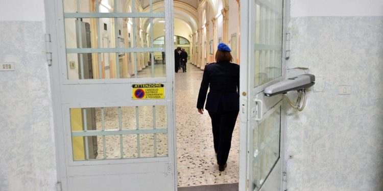 Milano, bimba morta di stenti: la madre interrogata in carcere