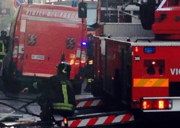 Roma, incendio in zona Pineta Sacchetti: coinvolto centro sportivo