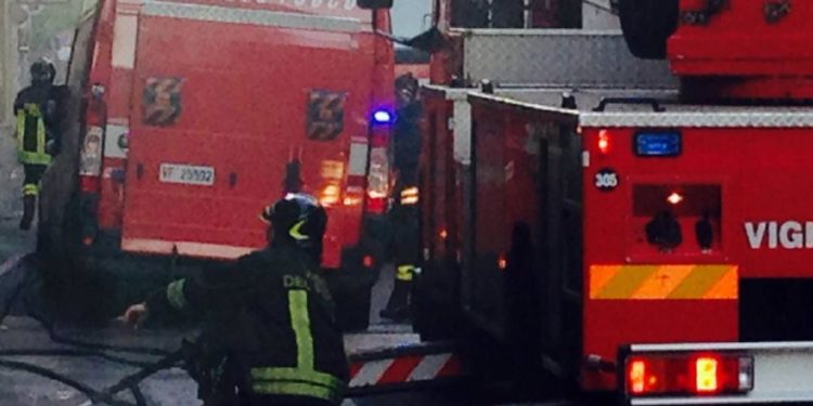 Roma, incendio in zona Pineta Sacchetti: coinvolto centro sportivo