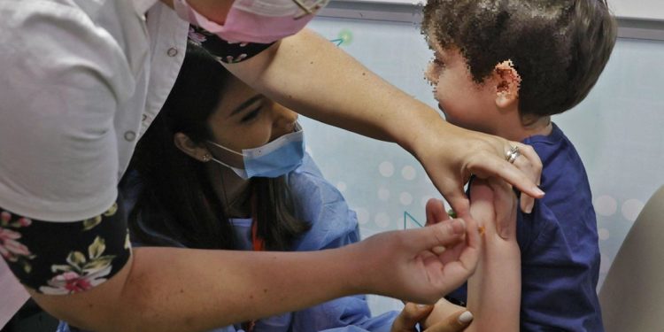 Covid, incidenza casi gravi doppia in bimbi senza vaccino