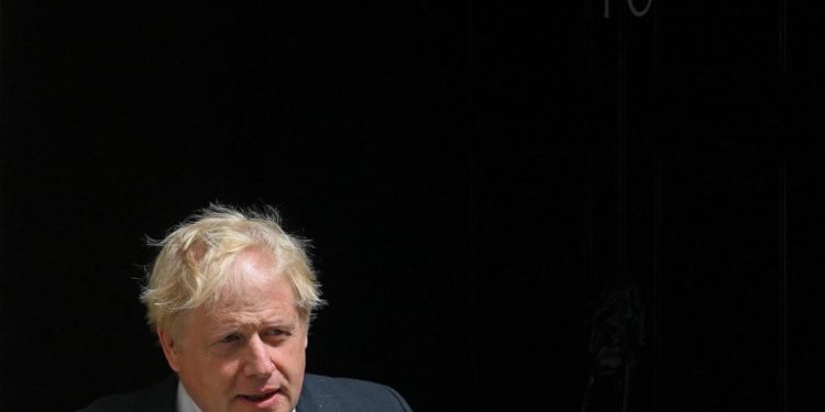 Johnson, ministri in pressing per dimissioni. Ma lui non molla