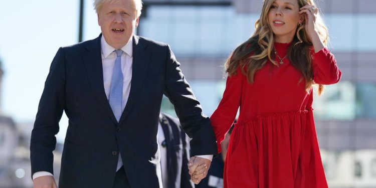 “Johnson vuole restare premier per fare la festa di matrimonio”