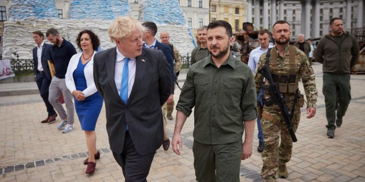 Johnson si dimette e chiama Zelensky: “Eroe, grazie per amicizia”