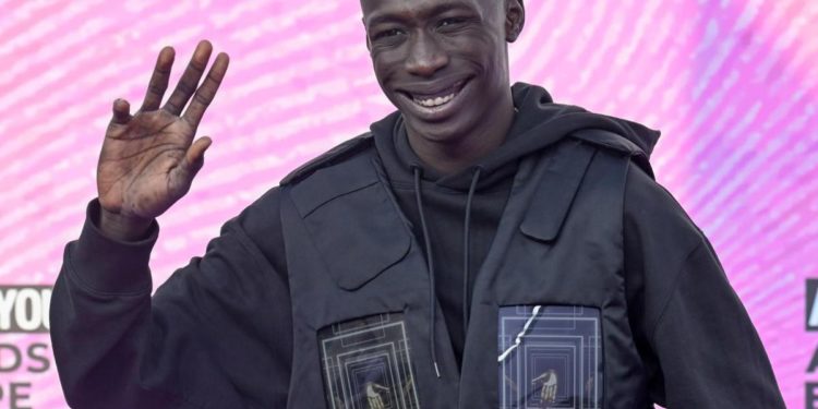 Khaby Lame in Sardegna, il re di Tik Tok scopre la Costa Smeralda