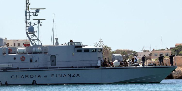 Migranti, vicesindaco Lampedusa chiama Salvini: “Qui il caos, ci aiuti”