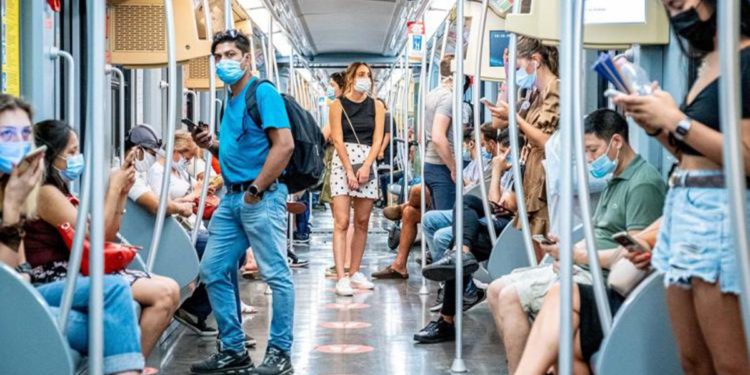 Covid Italia, Clementi: “Dati confortanti ma mascherina sempre in tasca”