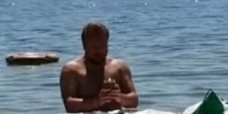 Celebra messa sul materassino in mare, sacerdote indagato