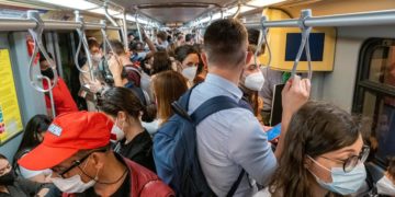 Covid Italia, virus corre: Rt e incidenza salgono ancora