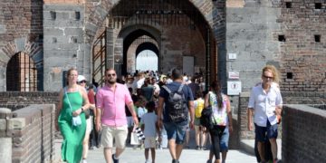 Covid oggi Lombardia, 13.681 contagi e 12 morti: a Milano 1.755 casi