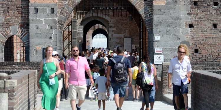 Covid oggi Lombardia, 13.681 contagi e 12 morti: a Milano 1.755 casi
