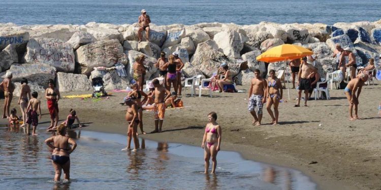 Napoli, app per ingresso in spiaggia: come funziona