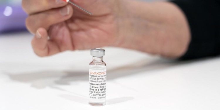 Vaccino Novavax, negli Usa via libera in over 18