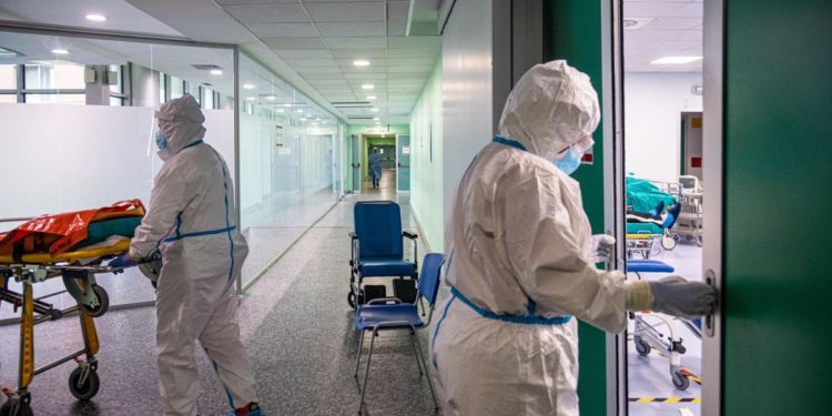 Covid Italia, Iss: “Per no vax fino a 7 volte più rischi morte”