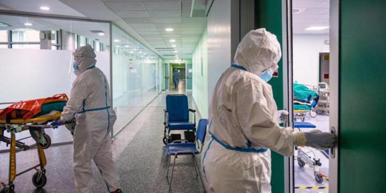 Covid Italia, sale pressione su ospedali: 9 regioni a rischio alto