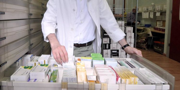 Farmaci generici: “Sono equivalenti ma dalla farmacia ne esce 1 su 5 acquisti”