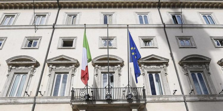 Governo, Altroconsumo: “Politica mostri responsabilità”