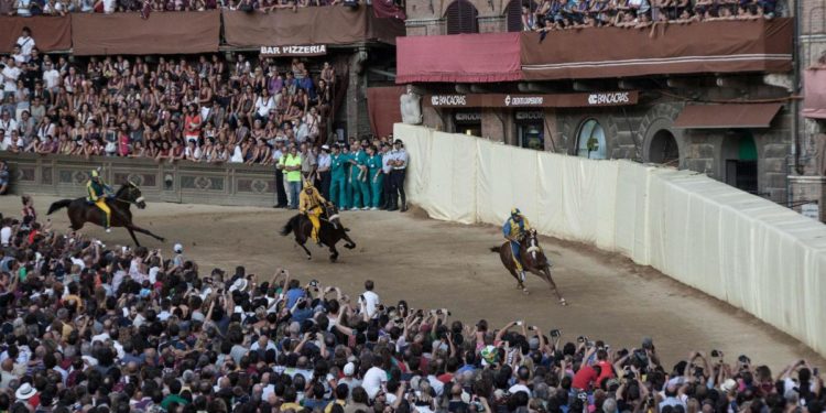 Palio di Siena, escluse le Contrade Civetta e Istrice