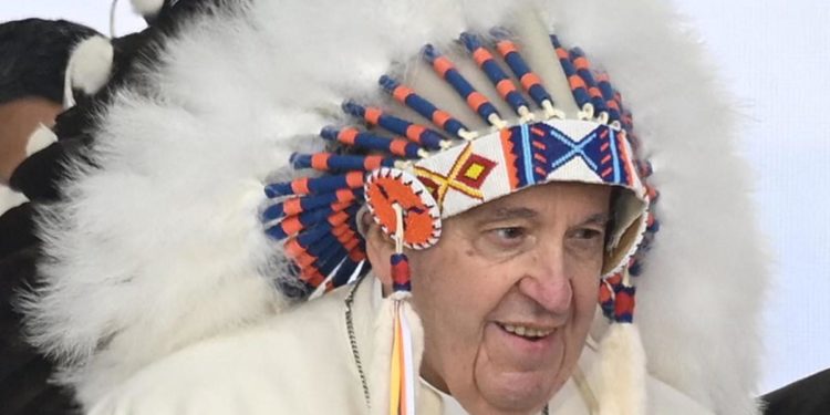 Papa Bergoglio ‘indiano’, si fa mettere il copricapo tradizionale