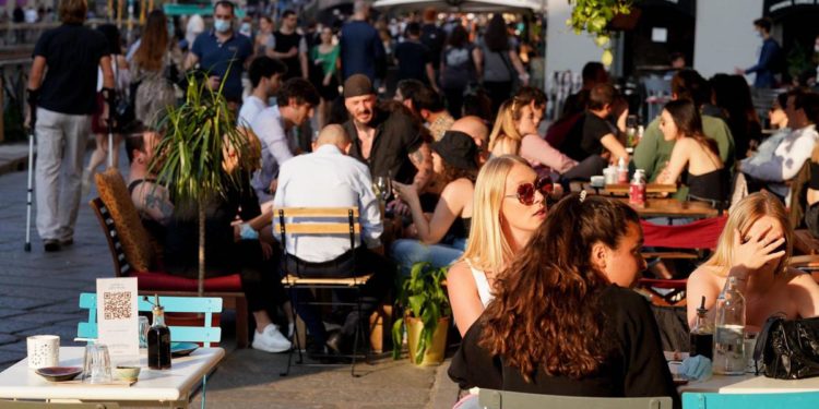 Covid, Costa: “Rivedere isolamento asintomatici, obiettivo è convivere con virus”