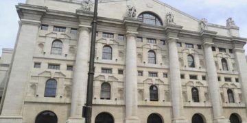 Piazza Affari rimbalza, mercato spera in governo Draghi bis