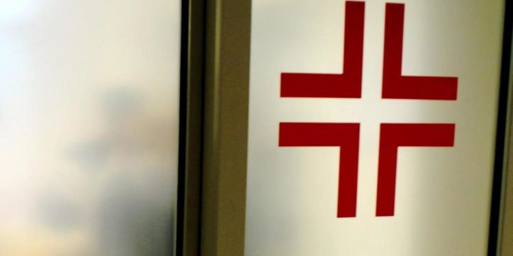 Brindisi, fa bere detersivo al figlio e poi si lancia da finestra