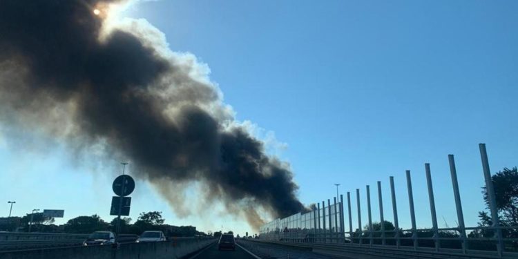 Roma, vasto incendio oggi a Centocelle – Video