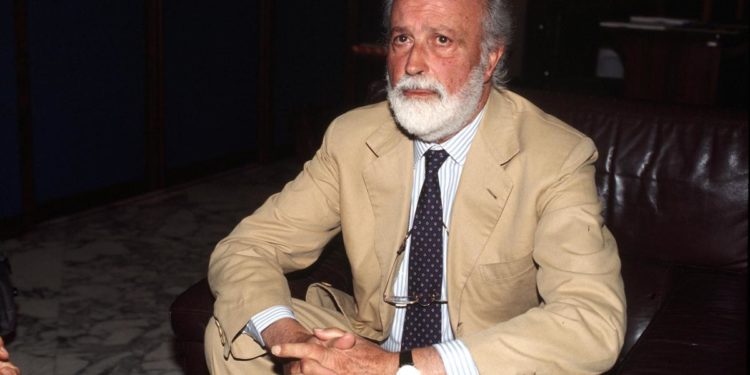 Scalfari, camera ardente in Campidoglio: omaggio di Mattarella