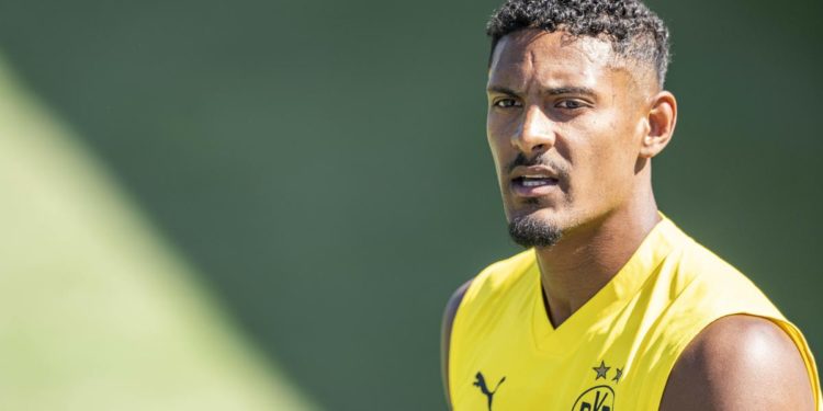 Sebastian Haller ha tumore a testicoli, attaccante Borussia Dortmund si ferma