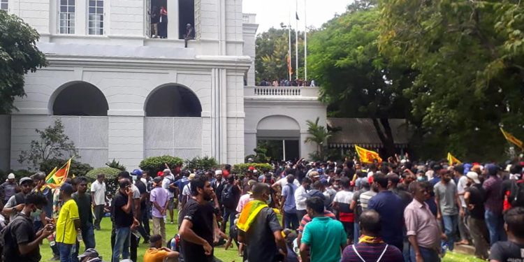 Sri Lanka, dimostranti occupano uffici presidenza