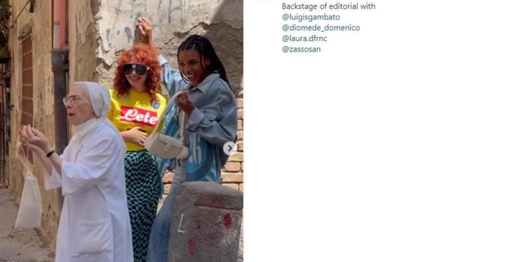 Napoli, suora interrompe bacio tra due attrici: il video è virale