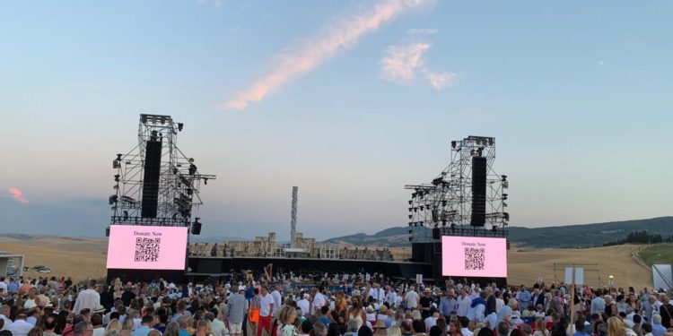 Bocelli nella magia del Teatro del Silenzio a Lajatico, gran finale con Baglioni