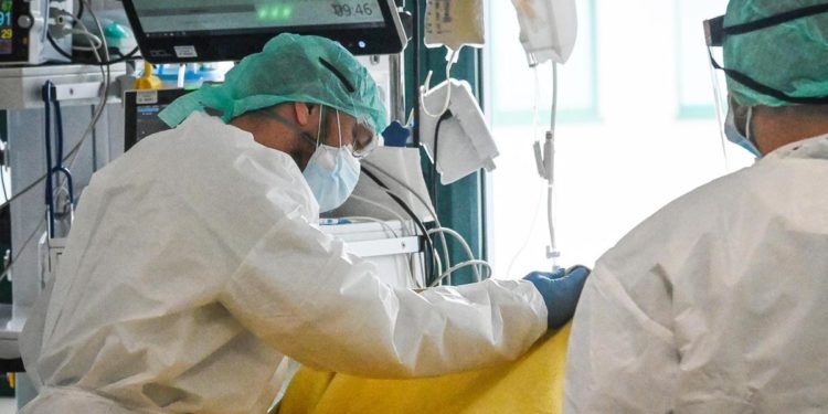 Covid oggi Italia, contagi corrono: in aumento ricoveri, intensive e morti