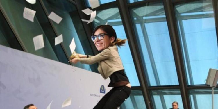 Compagno Dadone posta vignetta, ministra come contestatrice Draghi in Bce