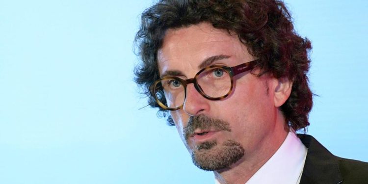 Senato, siparietto in buvette su cravatta nera Toninelli