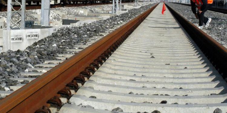 La Spezia, caldo deforma binario: deraglia un locomotore