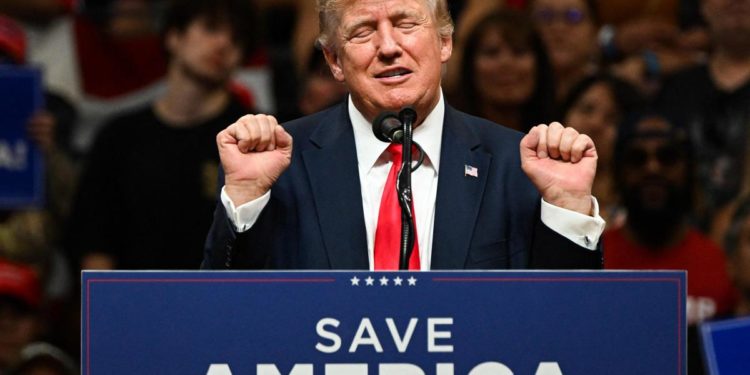 Clima, Trump: “Se gli oceani si alzano avremo più case vista mare”