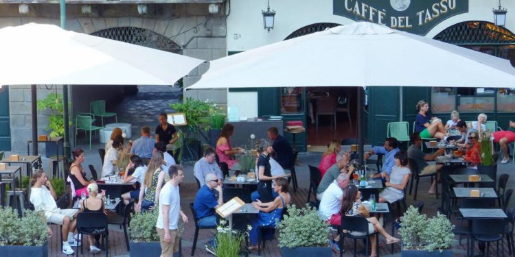 Covid Italia, scende l’Rt ma sale l’incidenza: i dati Iss