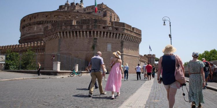 Covid oggi Lazio, 4.437 contagi e 7 morti: a Roma 2.571 casi