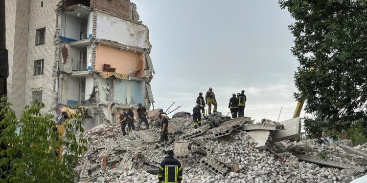 Ucraina, Russia bombarda Donetsk: 6 morti e 30 persone sotto le macerie