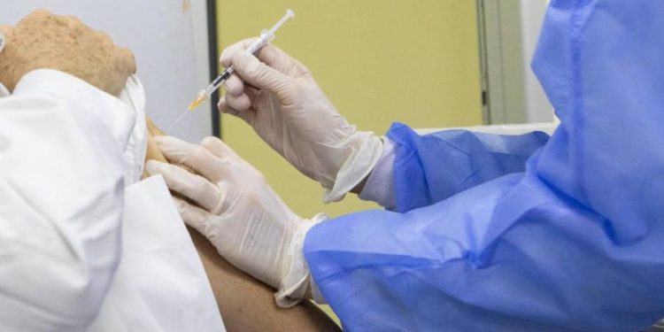 Covid, Crisanti: “Ok ampliare quarta dose, non serve attesa vaccini aggiornati”
