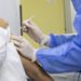 Covid, Crisanti: “Ok ampliare quarta dose, non serve attesa vaccini aggiornati”