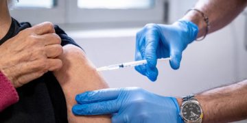 Quarta dose, Abrignani: “Subito ad anziani, poi vaccino aggiornato a ottobre”