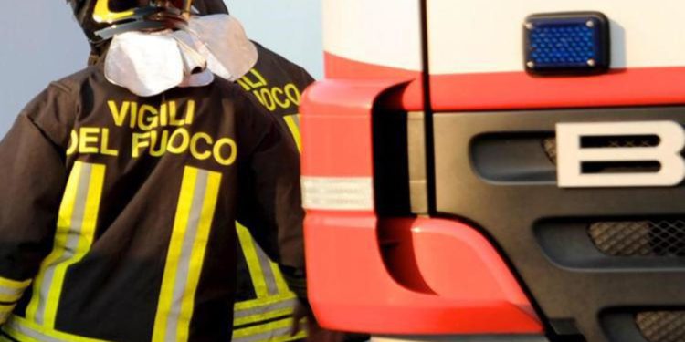 Monza, si barrica in casa e appicca il fuoco: terrore in condominio