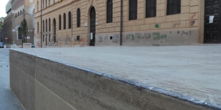 A Roma distruggono con gli skateboard nuova area pedonale