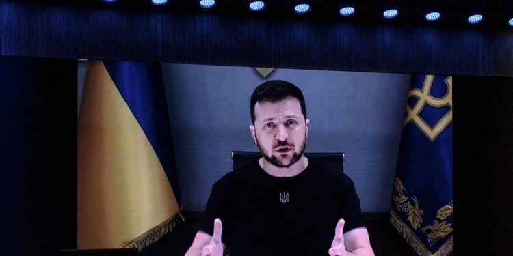 Ucraina, Zelensky: “Russia ha scelto la guerra, noi non possiamo arrenderci”