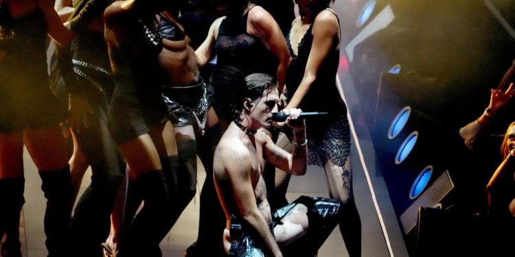 I Maneskin premiati a Mtv VMas ma il nude look di Damiano e Victoria fa discutere